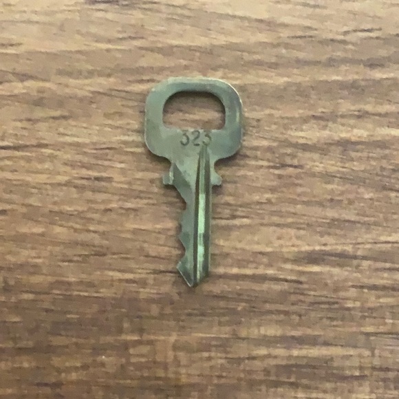 Louis Vuitton Brass '323' Padlock in Goldtone with Goldtone Key [a] - Picture 6 of 6